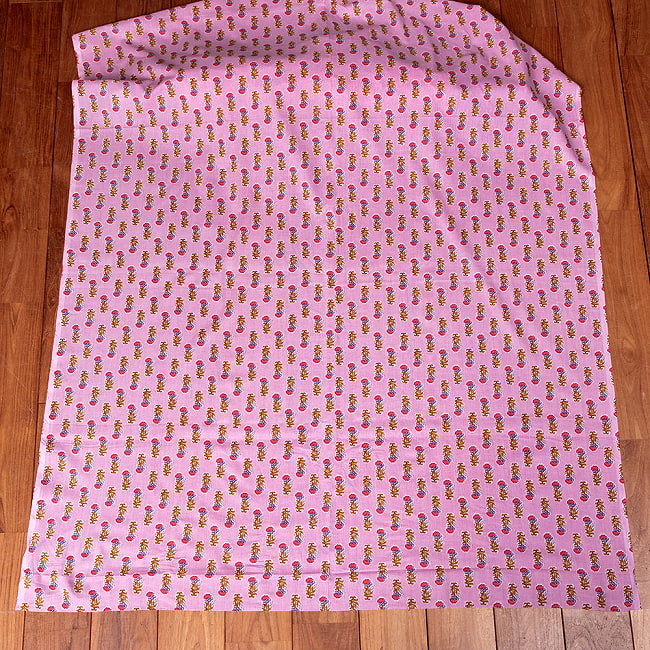 【3個セット】〔1m単位切り売り〕テキスタイルの伝統息づくインドから　昔ながらのボタニカル柄布　ピンク系〔幅約109cm〕 3 - 1m単位で、ご注文個数に応じた長さでお送りいたします。横幅100cm以上ある大きな布なので、たっぷり使えます。