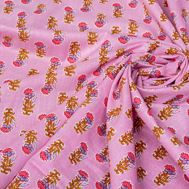 【3個セット】〔1m単位切り売り〕テキスタイルの伝統息づくインドから　昔ながらのボタニカル柄布　ピンク系〔幅約109cm〕 6 - インドならではの風合い