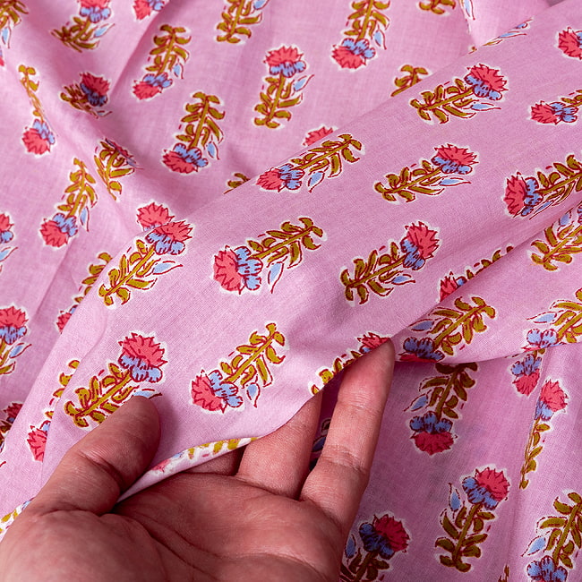 【3個セット】〔1m単位切り売り〕テキスタイルの伝統息づくインドから　昔ながらのボタニカル柄布　ピンク系〔幅約109cm〕 8 - 生地の拡大写真です