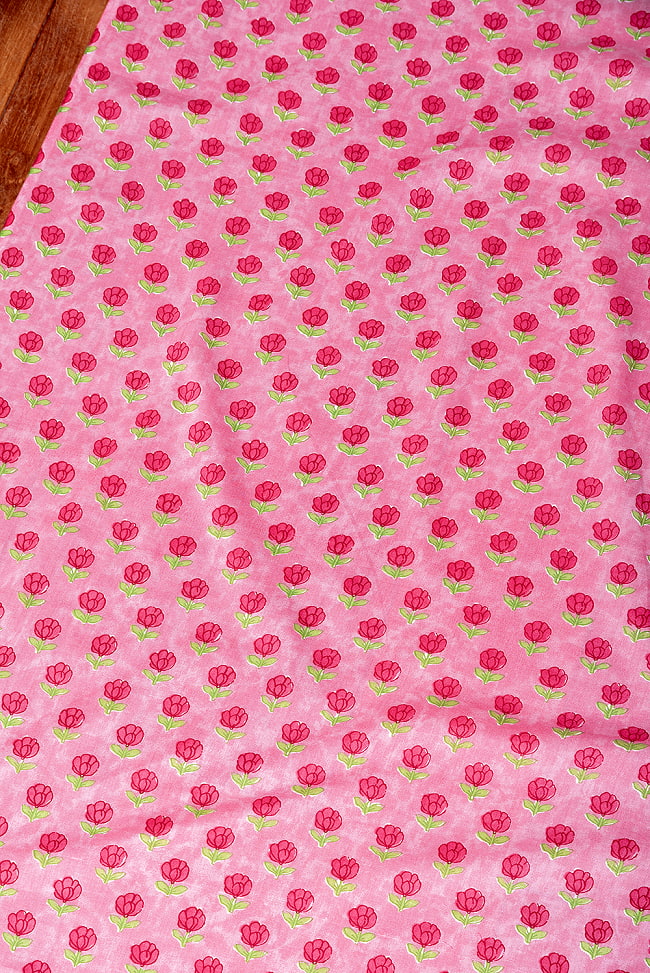 【3個セット】〔1m単位切り売り〕テキスタイルの伝統息づくインドから　昔ながらの小花柄布　ピンク系〔幅約107cm〕 4 - とても良い雰囲気