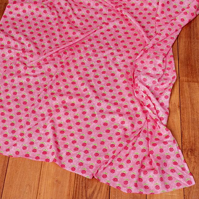 【3個セット】〔1m単位切り売り〕テキスタイルの伝統息づくインドから　昔ながらの小花柄布　ピンク系〔幅約107cm〕 7 - 全体写真です