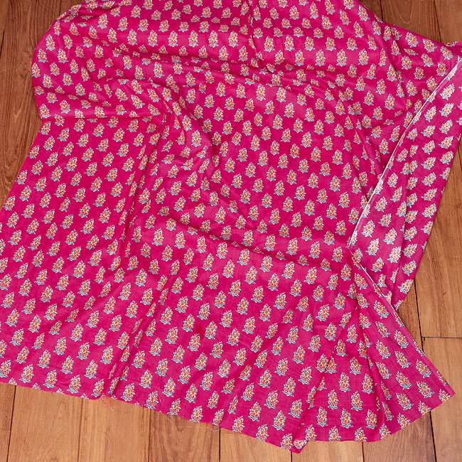 【3個セット】〔1m単位切り売り〕テキスタイルの伝統息づくインドから　昔ながらのボタニカル柄布　ビビッドピンク系〔幅約107cm〕 7 - 全体写真です