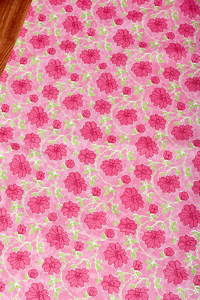 【3個セット】〔1m単位切り売り〕テキスタイルの伝統息づくインドから　昔ながらのボタニカル柄布　ピンク系〔幅約108cm〕 4 - とても良い雰囲気