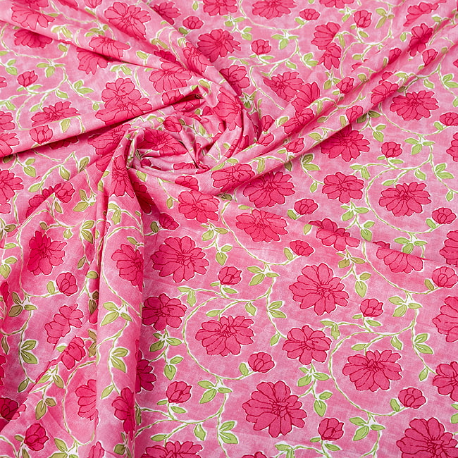 【3個セット】〔1m単位切り売り〕テキスタイルの伝統息づくインドから　昔ながらのボタニカル柄布　ピンク系〔幅約108cm〕 6 - インドならではの風合い