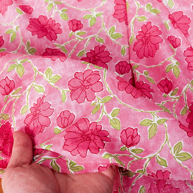 【3個セット】〔1m単位切り売り〕テキスタイルの伝統息づくインドから　昔ながらのボタニカル柄布　ピンク系〔幅約108cm〕 8 - 生地の拡大写真です