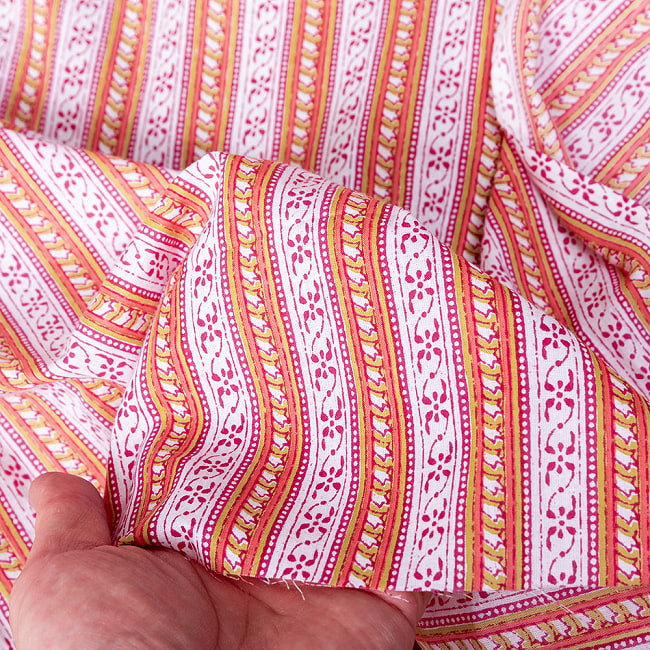【3個セット】〔1m単位切り売り〕南インドのストライプ布　ピンク系〔幅約108cm〕 8 - 生地の拡大写真です