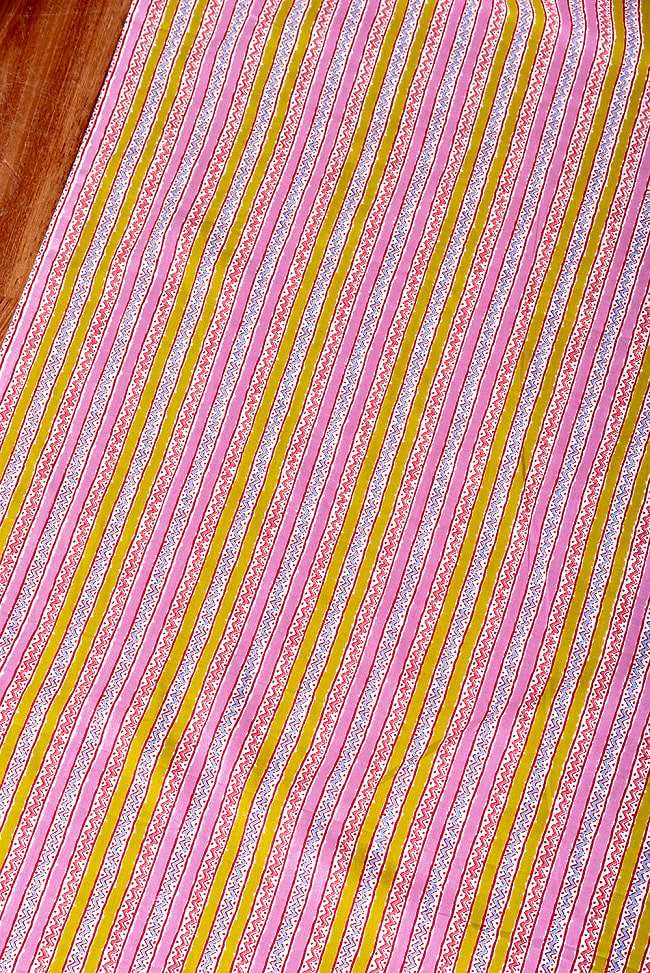 【3個セット】〔1m単位切り売り〕南インドのカラフルストライプ布　ピンク・青緑系〔幅約109cm〕 4 - とても良い雰囲気