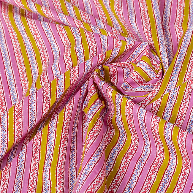 【3個セット】〔1m単位切り売り〕南インドのカラフルストライプ布　ピンク・青緑系〔幅約109cm〕 6 - インドならではの風合い