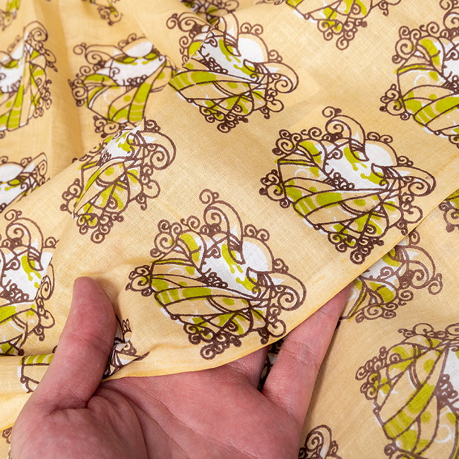 【3個セット】〔1m単位切り売り〕インドの伝統と不思議が融合　おもしろデザイン布　ターバンおじさま柄〔幅約109cm〕 8 - 生地の拡大写真です