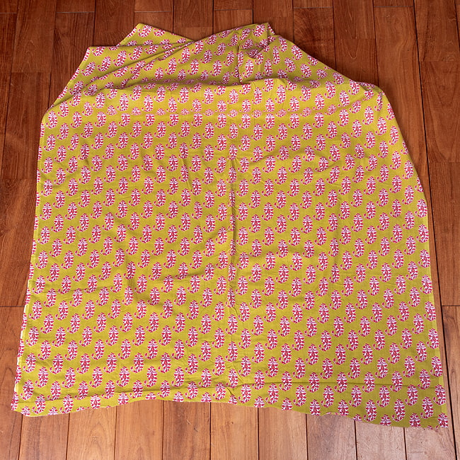 【3個セット】〔1m単位切り売り〕南インドの民族模様　昔ながらのペイズリー布　黄緑系〔幅約109cm〕 3 - 1m単位で、ご注文個数に応じた長さでお送りいたします。横幅100cm以上ある大きな布なので、たっぷり使えます。