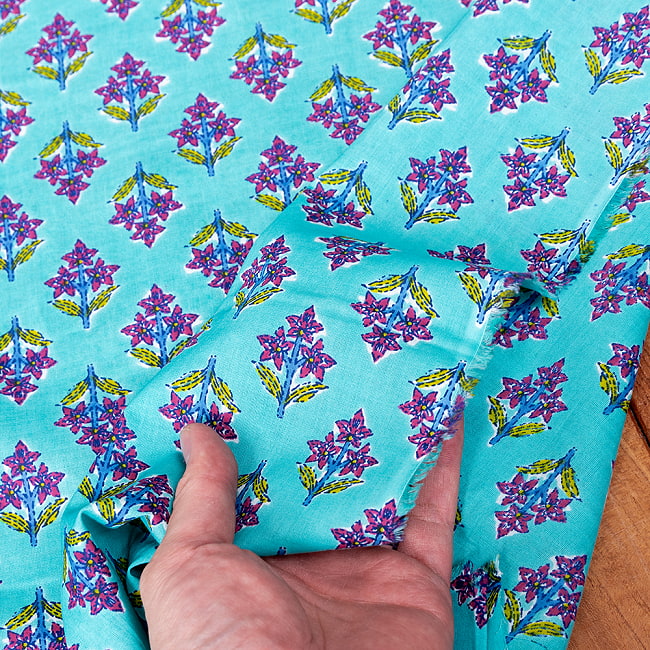 【3個セット】〔1m単位切り売り〕テキスタイルの伝統息づくインドから　昔ながらの小花柄布　青緑系〔幅約105cm〕 8 - 生地の拡大写真です