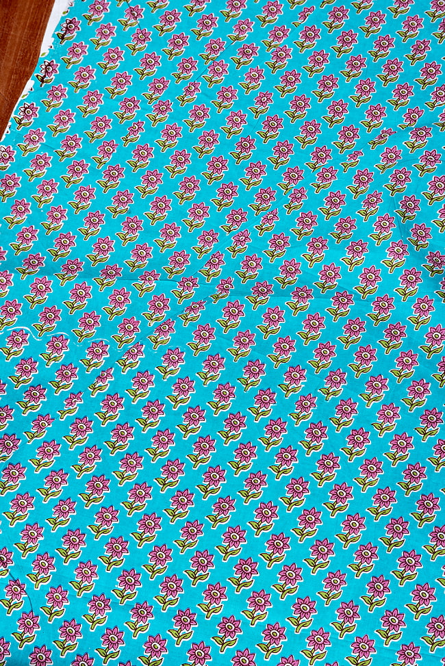 【3個セット】〔1m単位切り売り〕テキスタイルの伝統息づくインドから　昔ながらの小花柄布　青緑系〔幅約111cm〕 4 - とても良い雰囲気