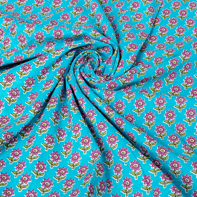 【3個セット】〔1m単位切り売り〕テキスタイルの伝統息づくインドから　昔ながらの小花柄布　青緑系〔幅約111cm〕 6 - インドならではの風合い