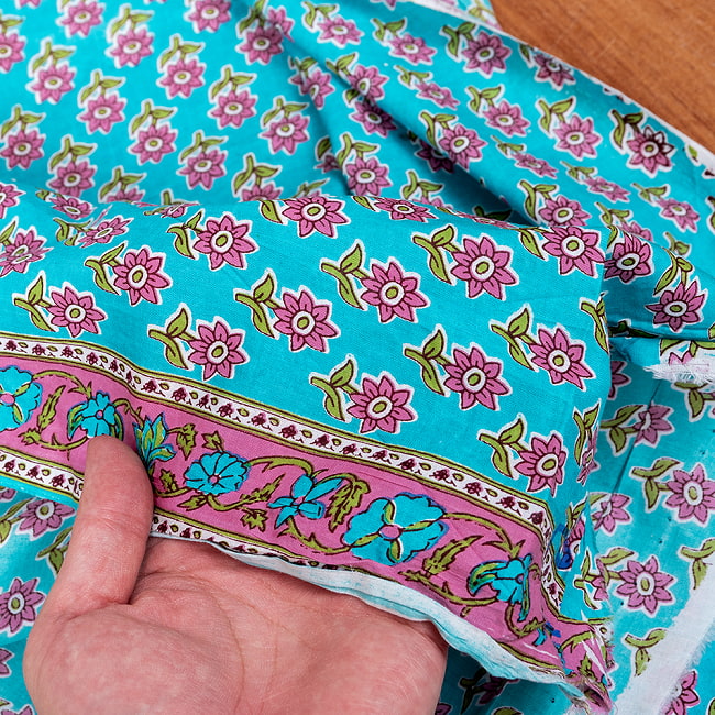 【3個セット】〔1m単位切り売り〕テキスタイルの伝統息づくインドから　昔ながらの小花柄布　青緑系〔幅約111cm〕 8 - 生地の拡大写真です