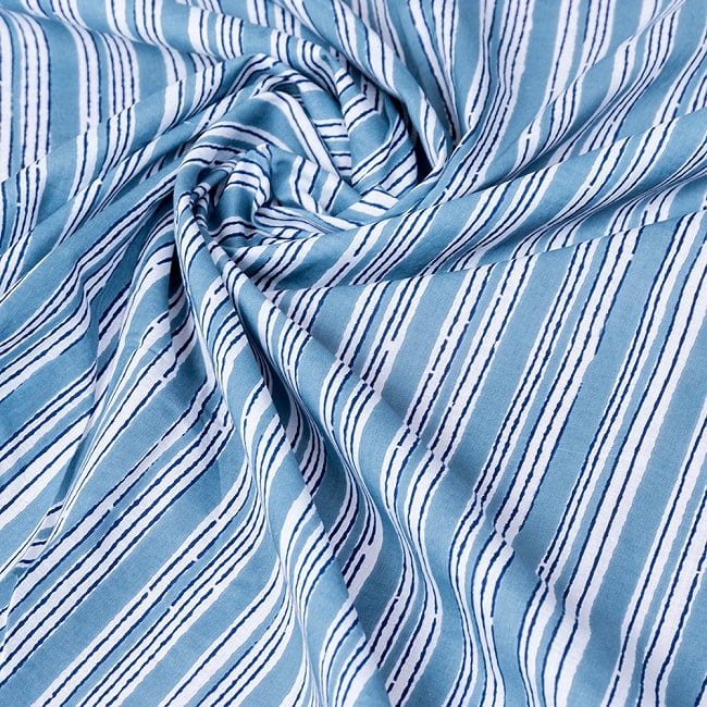 【3個セット】〔1m単位切り売り〕テキスタイルの伝統息づくインドから　ストライプ布　水色系〔幅約109cm〕 6 - インドならではの風合い