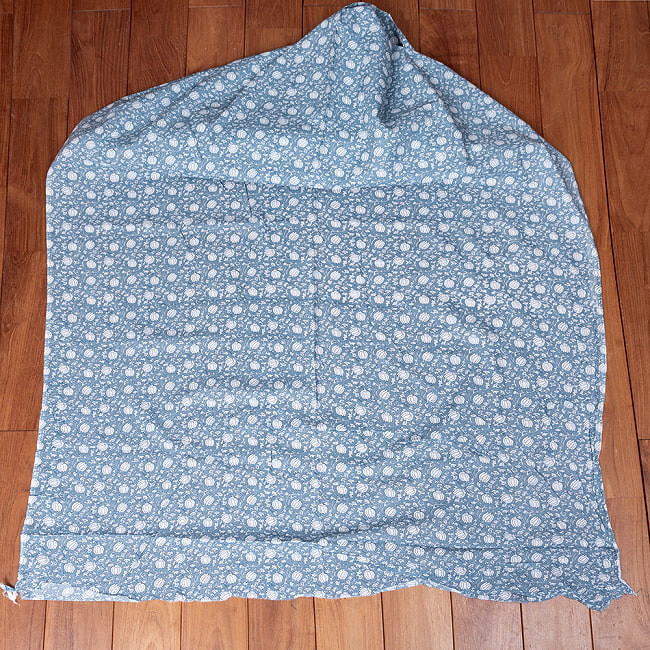 【3個セット】〔1m単位切り売り〕テキスタイルの伝統息づくインドから　昔ながらの更紗模様布　水色系〔幅約106cm〕 3 - 1m単位で、ご注文個数に応じた長さでお送りいたします。横幅100cm以上ある大きな布なので、たっぷり使えます。