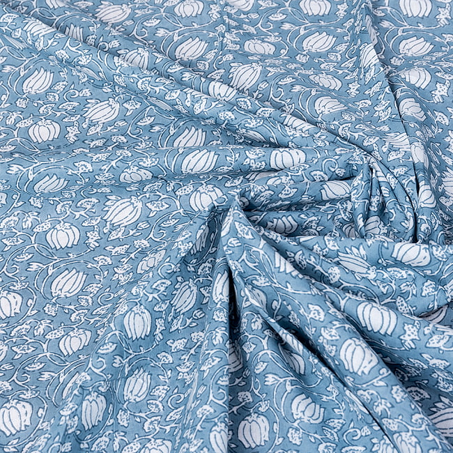 【3個セット】〔1m単位切り売り〕テキスタイルの伝統息づくインドから　昔ながらの更紗模様布　水色系〔幅約106cm〕 6 - インドならではの風合い