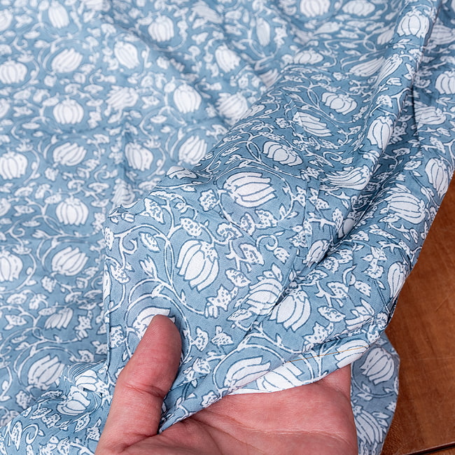 【3個セット】〔1m単位切り売り〕テキスタイルの伝統息づくインドから　昔ながらの更紗模様布　水色系〔幅約106cm〕 8 - 生地の拡大写真です