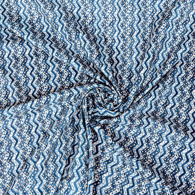 【3個セット】〔1m単位切り売り〕南インドのジグザグ模様　シェブロン・ストライプ布　ブルー系〔幅約107cm〕 5 - 拡大写真です