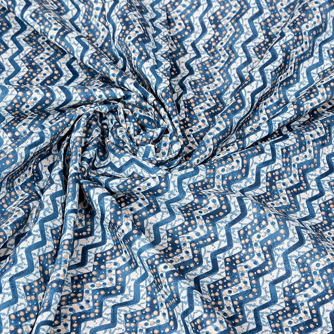 【3個セット】〔1m単位切り売り〕南インドのジグザグ模様　シェブロン・ストライプ布　ブルー系〔幅約107cm〕 6 - インドならではの風合い