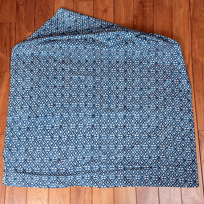 【3個セット】〔1m単位切り売り〕テキスタイルの伝統息づくインドから 昔ながらの更紗柄布 ネイビー系〔幅約109cm〕 3 - 1m単位で、ご注文個数に応じた長さでお送りいたします。横幅100cm以上ある大きな布なので、たっぷり使えます。