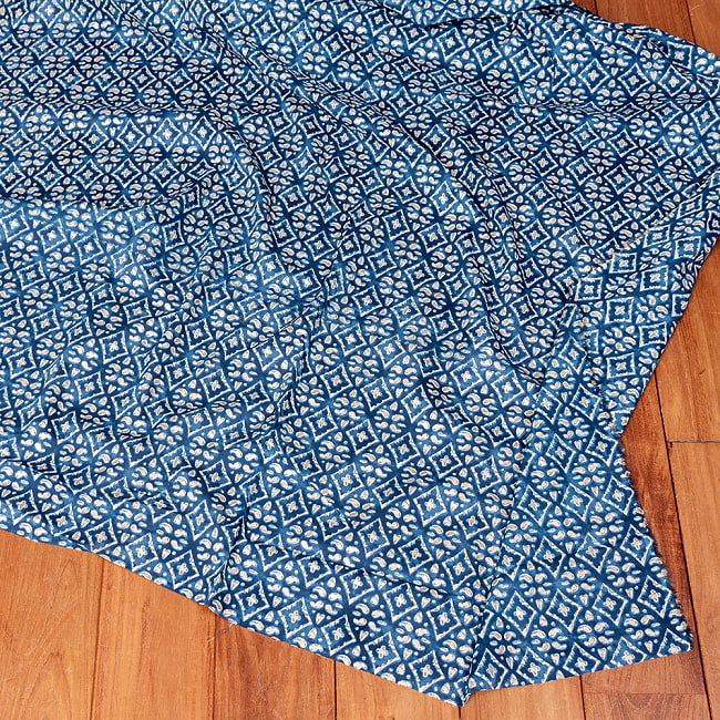 【3個セット】〔1m単位切り売り〕テキスタイルの伝統息づくインドから 昔ながらの更紗柄布 ネイビー系〔幅約109cm〕 7 - 全体写真です