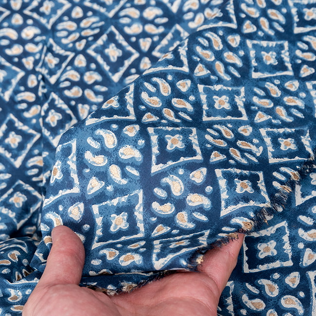 【3個セット】〔1m単位切り売り〕テキスタイルの伝統息づくインドから 昔ながらの更紗柄布 ネイビー系〔幅約109cm〕 8 - 生地の拡大写真です