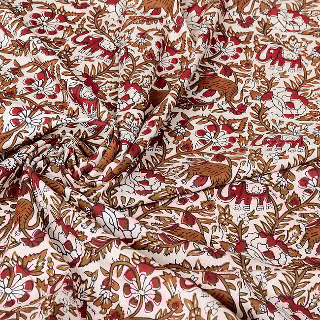 【3個セット】〔1m単位切り売り〕ゆるくてかわいい インドの動物デザインの布 更紗柄 象さんと謎の獣〔幅約111cm〕 6 - インドならではの風合い