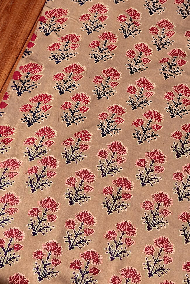 【3個セット】〔1m単位切り売り〕テキスタイルの伝統息づくインドから 昔ながらの花柄 ブラウン系〔幅約110cm〕 4 - とても良い雰囲気