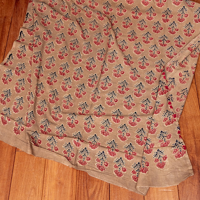 【3個セット】〔1m単位切り売り〕テキスタイルの伝統息づくインドから 昔ながらの花柄 ブラウン系〔幅約110cm〕 7 - 全体写真です