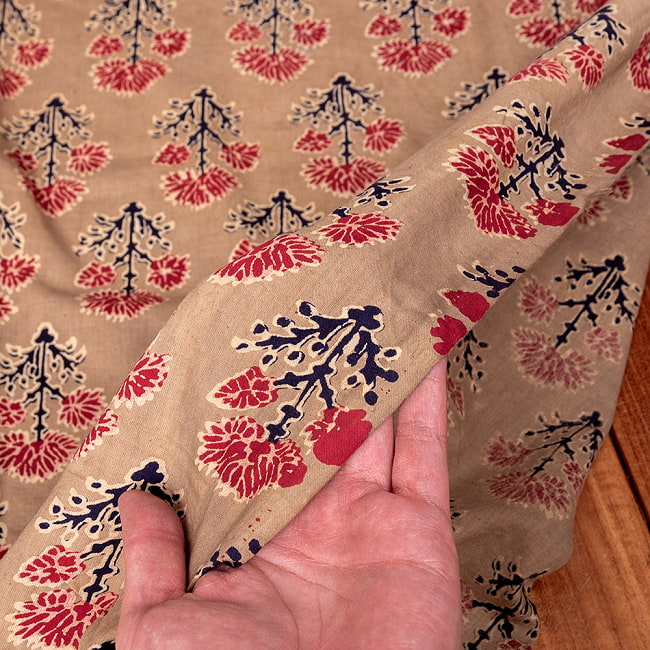 【3個セット】〔1m単位切り売り〕テキスタイルの伝統息づくインドから 昔ながらの花柄 ブラウン系〔幅約110cm〕 8 - 生地の拡大写真です