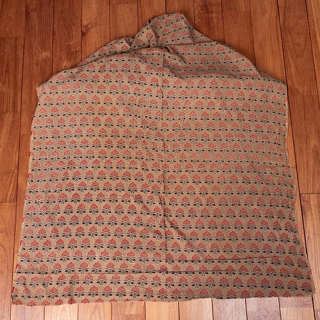 【3個セット】〔1m単位切り売り〕テキスタイルの伝統息づくインドから 昔ながらの花柄 ブラウン系〔幅約107cm〕 3 - 1m単位で、ご注文個数に応じた長さでお送りいたします。横幅100cm以上ある大きな布なので、たっぷり使えます。