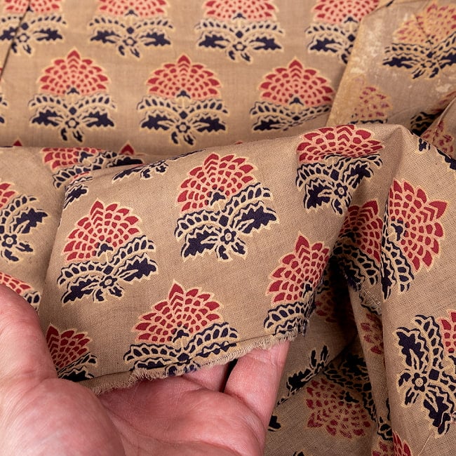 【3個セット】〔1m単位切り売り〕テキスタイルの伝統息づくインドから 昔ながらの花柄 ブラウン系〔幅約107cm〕 8 - 生地の拡大写真です