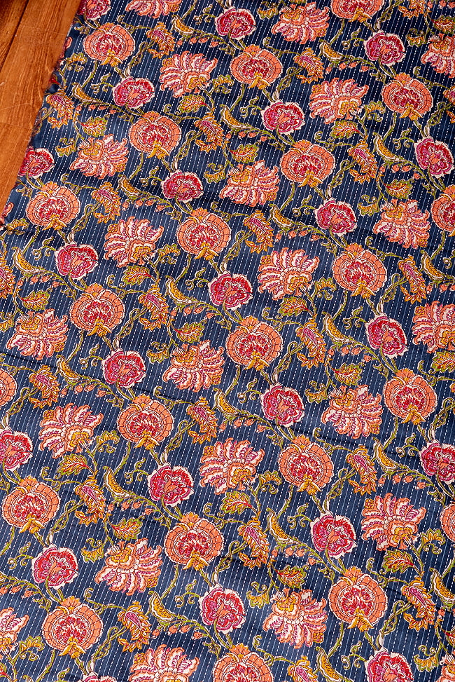 【5個セット】〔1m単位切り売り〕カンタ刺繍がかわいい　ボタニカルデザインの布　ネイビー系〔幅約111cm〕 4 - とても良い雰囲気