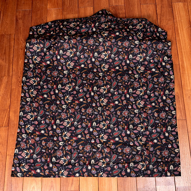 【5個セット】〔1m単位切り売り〕カンタ刺繍がかわいい ボタニカルデザインの布 ブラック系〔幅約108cm〕 3 - 1m単位で、ご注文個数に応じた長さでお送りいたします。横幅100cm以上ある大きな布なので、たっぷり使えます。