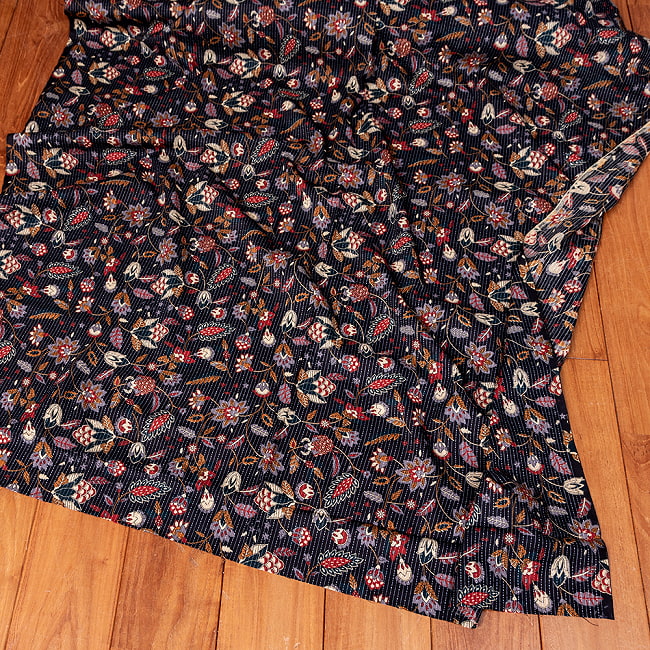 【5個セット】〔1m単位切り売り〕カンタ刺繍がかわいい ボタニカルデザインの布 ブラック系〔幅約108cm〕 7 - 全体写真です