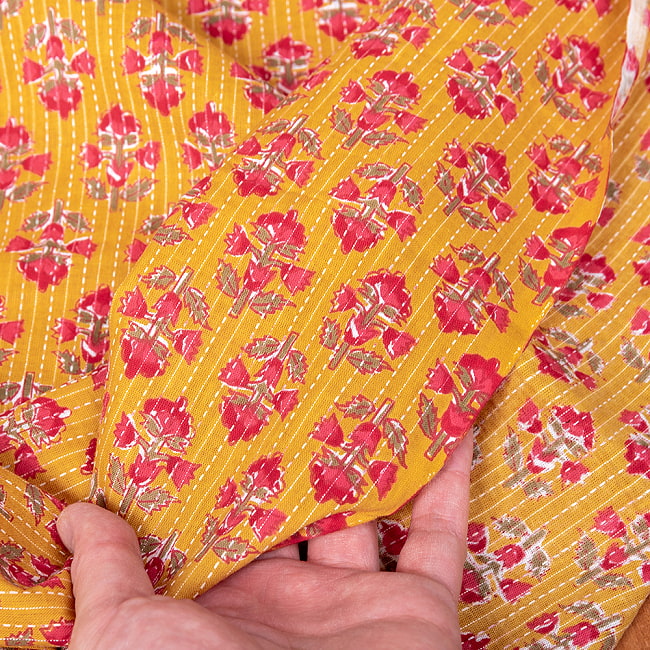 【5個セット】〔1m単位切り売り〕カンタ刺繍がかわいい　ボタニカルデザインの布　マスタード系〔幅約110cm〕 8 - 生地の拡大写真です