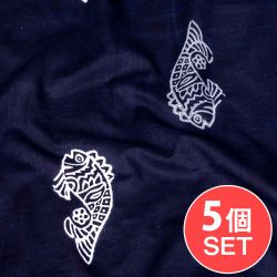 【5個セット】〔1m単位切り売り〕伝統の木版染め　シンプルでかわいい動物デザイン布　お魚さん　ブラック系〔幅約110cm〕の商品写真