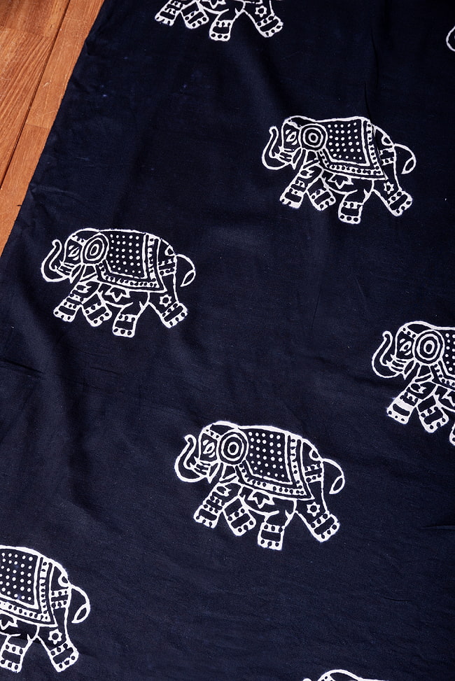 【5個セット】〔1m単位切り売り〕伝統の木版染め　シンプルでかわいい動物デザイン布　象さん　ブラック系〔幅約107cm〕 4 - とても良い雰囲気