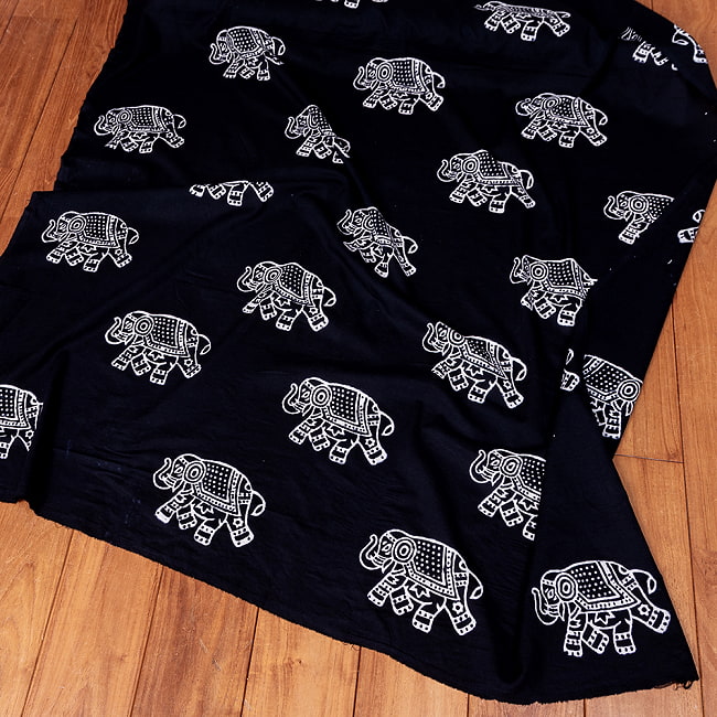 【5個セット】〔1m単位切り売り〕伝統の木版染め　シンプルでかわいい動物デザイン布　象さん　ブラック系〔幅約107cm〕 7 - 全体写真です