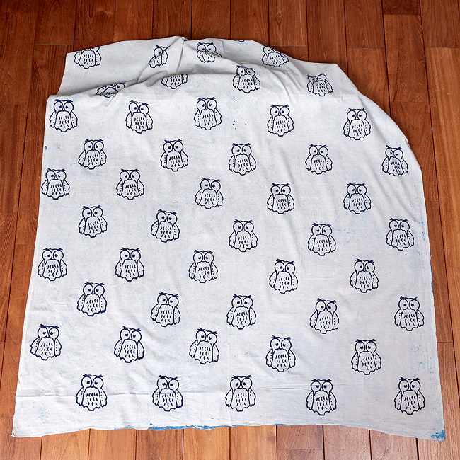 【5個セット】〔1m単位切り売り〕伝統の木版染め　シンプルでかわいい動物デザイン布　フクロウさん　ホワイト＆ブルー系〔幅約112cm〕 3 - 1m単位で、ご注文個数に応じた長さでお送りいたします。横幅100cm以上ある大きな布なので、たっぷり使えます。