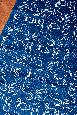 【5個セット】〔1m単位切り売り〕インドの伝統息づく　昔ながらの木版インディゴ藍染布　猫　ネイビー系〔幅約113cm〕 - サブ4