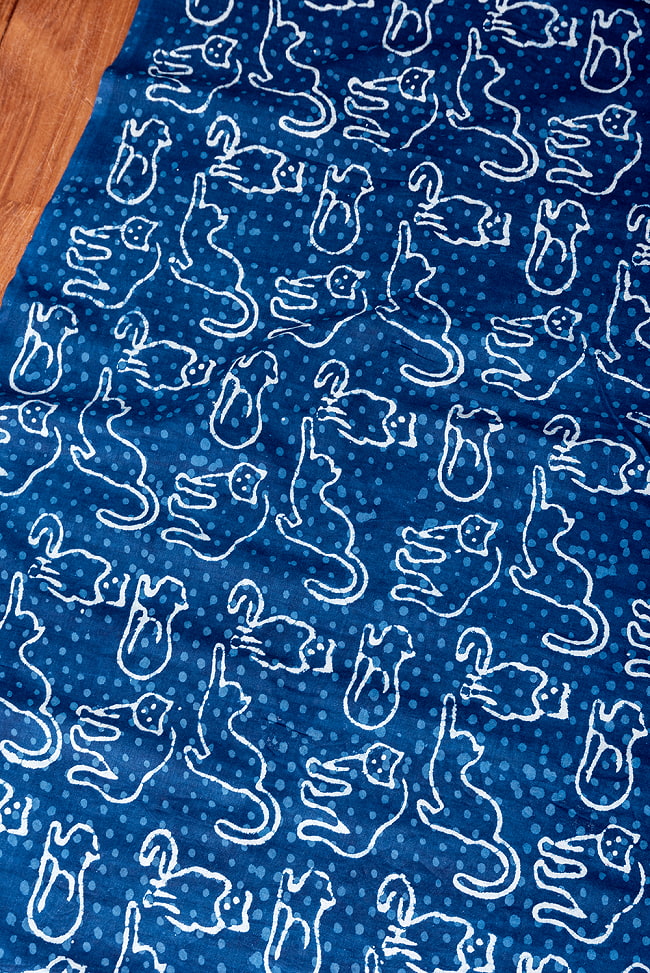 【5個セット】〔1m単位切り売り〕インドの伝統息づく　昔ながらの木版インディゴ藍染布　猫　ネイビー系〔幅約113cm〕 4 - とても良い雰囲気