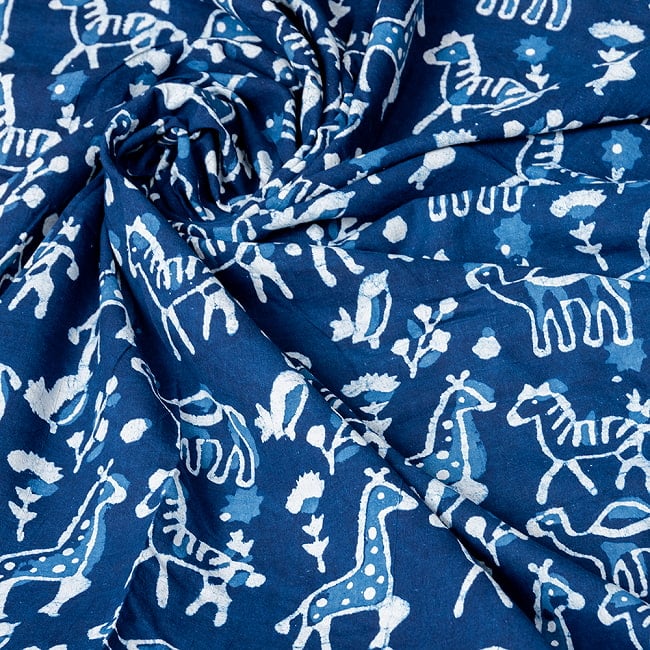 【5個セット】〔1m単位切り売り〕インドの伝統息づく　昔ながらの木版インディゴ藍染布　馬と駱駝　ネイビー系〔幅約114cm〕 6 - インドならではの風合い