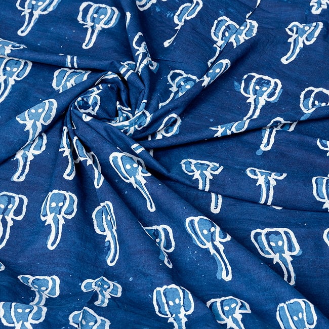 【5個セット】〔1m単位切り売り〕インドの伝統息づく　昔ながらの木版インディゴ藍染布　象さん　ネイビー系〔幅約110cm〕 6 - インドならではの風合い