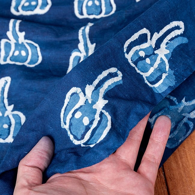 【5個セット】〔1m単位切り売り〕インドの伝統息づく　昔ながらの木版インディゴ藍染布　象さん　ネイビー系〔幅約110cm〕 8 - 生地の拡大写真です
