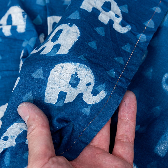 【5個セット】〔1m単位切り売り〕インドの伝統息づく　昔ながらの木版インディゴ藍染布　象さん　ネイビー系〔幅約112cm〕 8 - 生地の拡大写真です