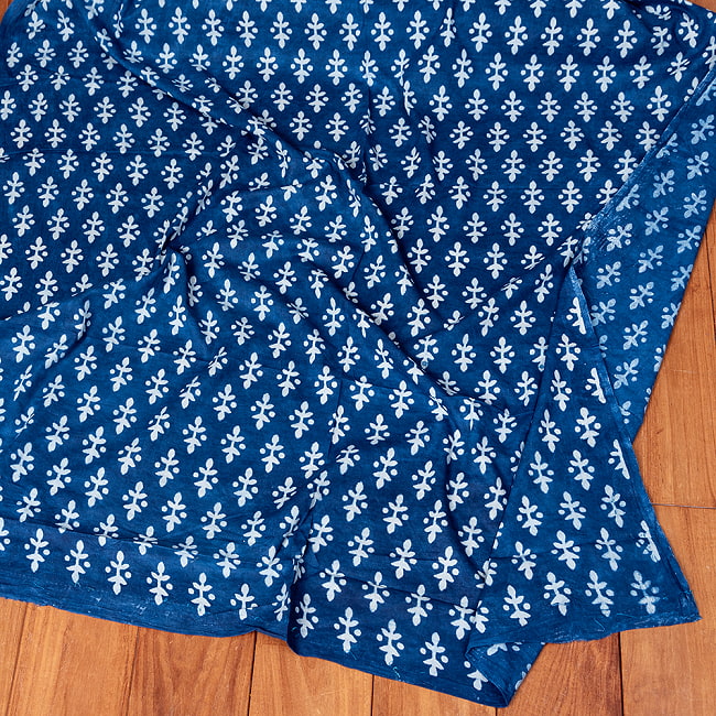 【5個セット】〔1m単位切り売り〕インドの伝統息づく　昔ながらの木版インディゴ藍染布　植物柄　ネイビー系〔幅約109cm〕 7 - 全体写真です