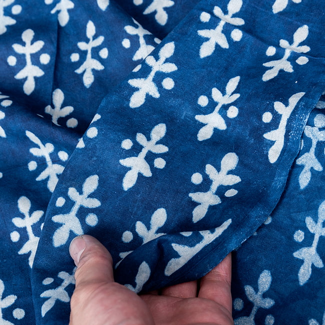 【5個セット】〔1m単位切り売り〕インドの伝統息づく　昔ながらの木版インディゴ藍染布　植物柄　ネイビー系〔幅約109cm〕 8 - 生地の拡大写真です