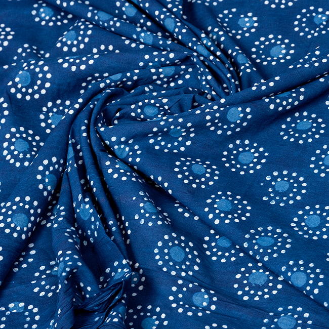 【5個セット】〔1m単位切り売り〕インドの伝統息づく 昔ながらの木版インディゴ藍染布 花火 ネイビー系〔幅約109cm〕 6 - インドならではの風合い